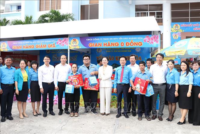 Lãnh đạo Tỉnh ủy, Hội đồng nhân dân và Liên đoàn Lao động tỉnh Khánh Hòa trao quà cho người lao động. Ảnh: Phan Sáu - TTXVN