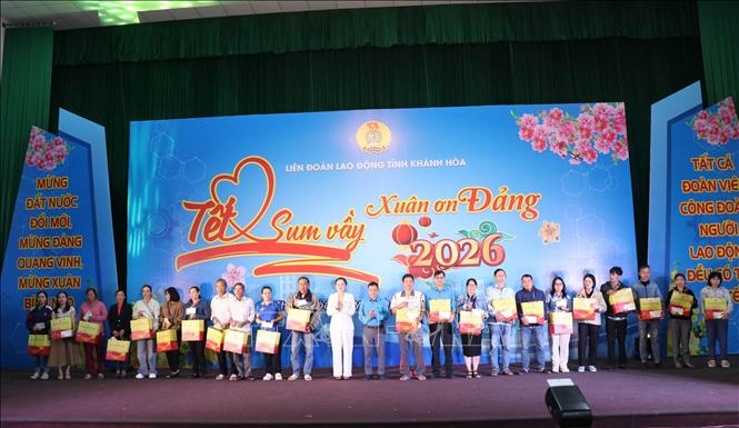 Người lao động, đoàn viên Công đoàn được nhận quà Tết năm 2026 do Liên đoàn Lao động Khánh Hòa trao tặng. Ảnh: Phan Sáu - TTXVN