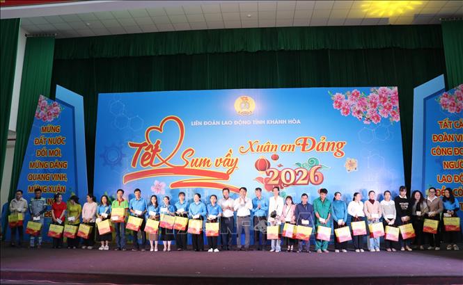 Ban tổ chức trao quà Tết cho đoàn viên, người lao động khó khăn trên địa bàn tỉnh Khánh Hòa. Ảnh: Phan Sáu - TTXVN