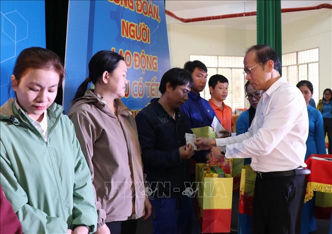 Ông Nguyễn Khắc Hà, Phó Bí thư Tỉnh ủy, Chủ tịch Ủy ban Mặt trận Tổ quốc Việt Nam tỉnh Khánh Hòa trao quà Tết cho đoàn viên, người lao động. Ảnh: Phan Sáu - TTXVN