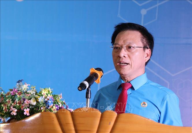 Ông Phan Thanh Liêm, Chủ tịch Liên đoàn Lao động tỉnh Khánh Hòa phát biểu khai mạc chương trình. Ảnh: Phan Sáu - TTXVN