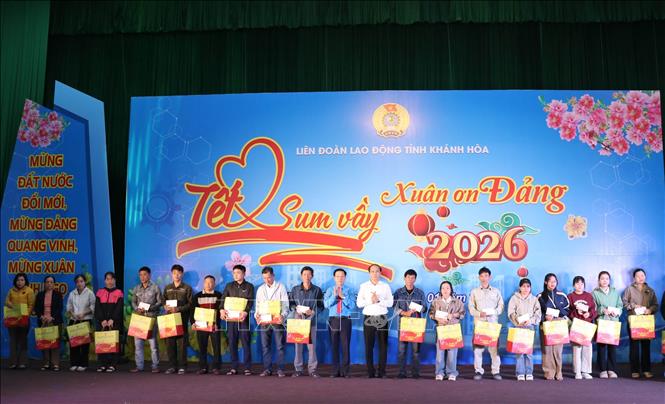 Ông Nguyễn Khắc Hà, Phó Bí thư Tỉnh ủy, Chủ tịch Ủy ban Mặt trận Tổ quốc Việt Nam tỉnh Khánh Hòa và ông Phan Thanh Liêm, Chủ tịch Liên đoàn Lao động tỉnh trao quà Tết cho người lao động, đoàn viên Công đoàn. Ảnh: Phan Sáu - TTXVN