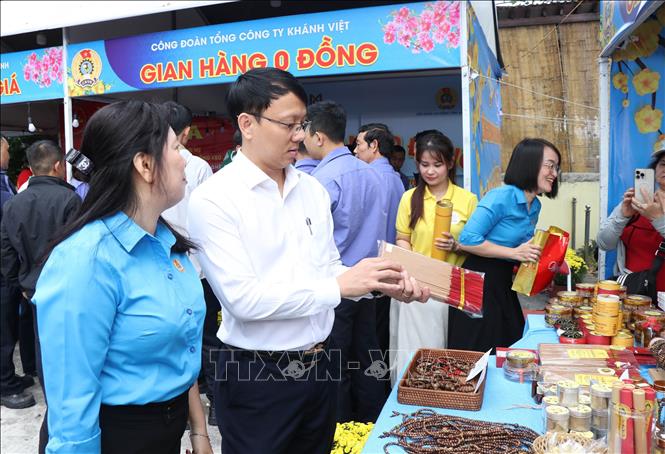 Ông Nguyễn Thanh Hà, Phó Chủ tịch Ủy ban nhân dân tỉnh Khánh Hòa tham quan các mặt hàng được bày bán ở gian hàng 0 đồng trong chương trình. Ảnh: Phan Sáu - TTXVN