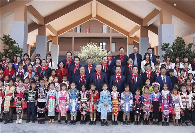 Tổng Bí thư Tô Lâm và Đoàn công tác của Trung ương với thầy cô và học sinh Trường Phổ thông nội trú liên cấp Tiểu học và THCS Si Pa Phìn. Ảnh: Thống Nhất – TTXVN