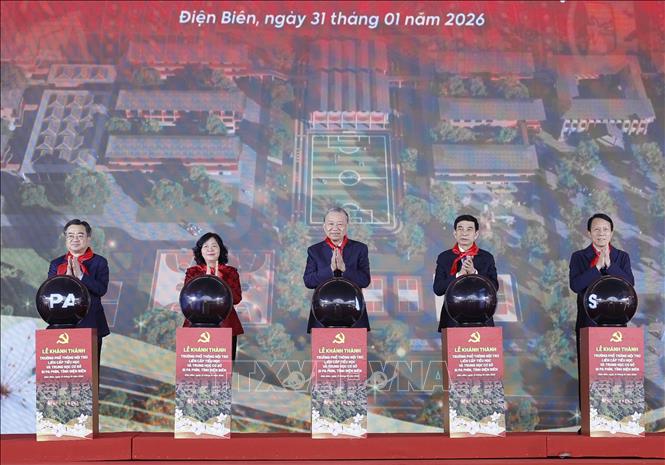 Tổng Bí thư Tô Lâm và đại biểu thực hiện nghi thức khánh thành Trường Phổ thông nội trú liên cấp Tiểu học và THCS Si Pa Phìn. Ảnh: Thống Nhất – TTXVN