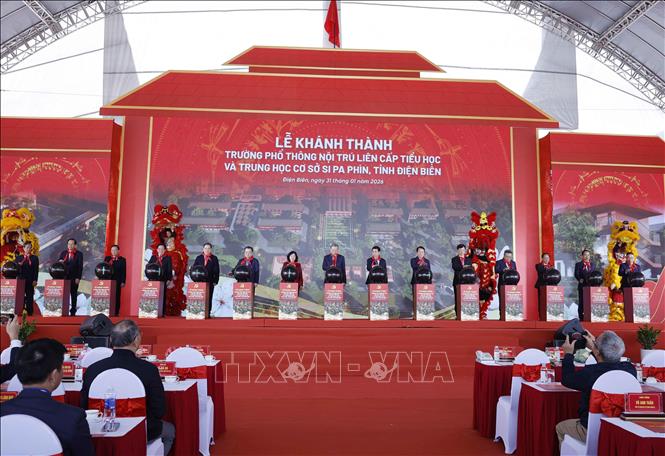 Tổng Bí thư Tô Lâm và đại biểu thực hiện nghi thức khánh thành Trường Phổ thông nội trú liên cấp Tiểu học và THCS Si Pa Phìn. Ảnh: Thống Nhất – TTXVN