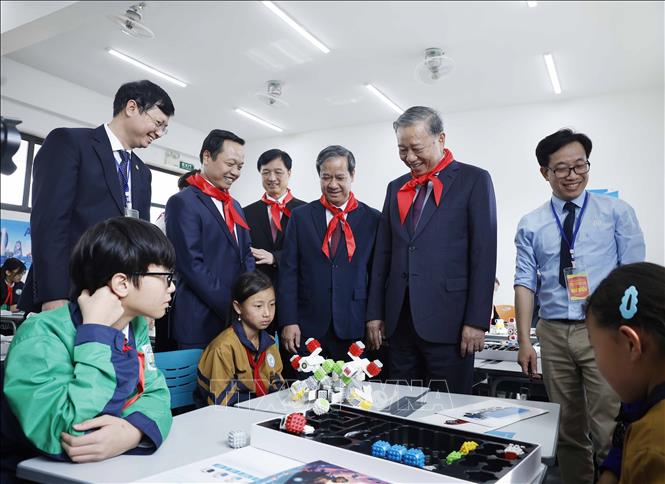 Tổng Bí thư Tô Lâm thăm lớp học Trường Phổ thông nội trú liên cấp Tiểu học và THCS Si Pa Phìn. Ảnh: Thống Nhất – TTXVN