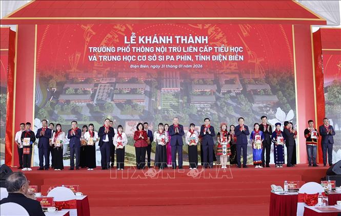 Tổng Bí thư Tô Lâm tặng quà cho Trường Phổ thông nội trú liên cấp Tiểu học và THCS Si Pa Phìn. Ảnh: Thống Nhất – TTXVN