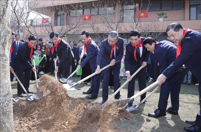 Tổng Bí thư Tô Lâm và Đoàn công tác của Trung ương trồng cây lưu niệm tại Trường PT Nội trú liên cấp Tiểu học và THCS Si Pa Phìn. Ảnh: Thống Nhất – TTXVN
