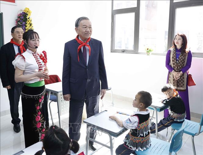 Tổng Bí thư Tô Lâm thăm lớp học của Trường Phổ thông nội trú liên cấp Tiểu học và THCS Si Pa Phìn. Ảnh: Thống Nhất – TTXVN