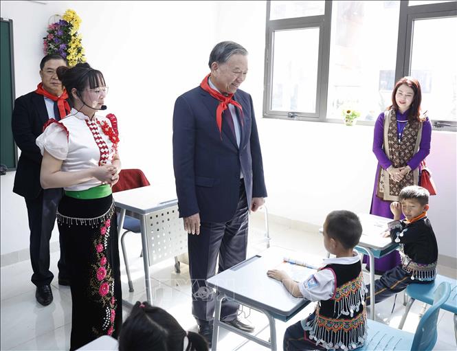 Tổng Bí thư Tô Lâm thăm lớp học của Trường Phổ thông nội trú liên cấp Tiểu học và THCS Si Pa Phìn. Ảnh: Thống Nhất – TTXVN