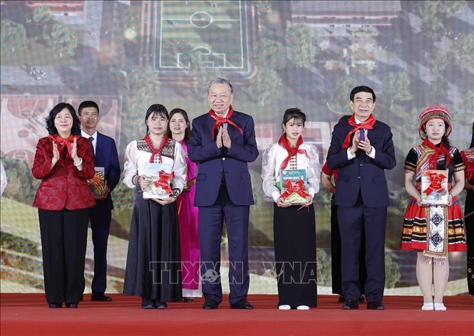 Tổng Bí thư Tô Lâm tặng quà cho Trường Phổ thông nội trú liên cấp Tiểu học và THCS Si Pa Phìn. Ảnh: Thống Nhất – TT
