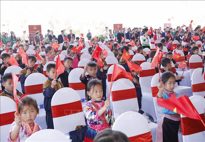 Học sinh Trường Phổ thông nội trú liên cấp Tiểu học và THCS Si Pa Phìn hân hoan trong ngày khánh ngôi trường. Ảnh: Thống Nhất – TTXVN