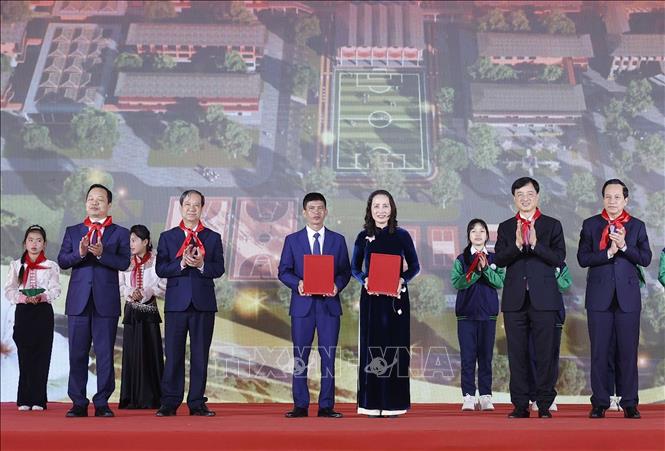 Trường THCS Nguyễn Tri Phương, Hà Nội và Trường PT Nội trú liên cấp Tiểu học và THCS Si Pa Phìn trao biên bản hợp tác. Ảnh: Thống Nhất – TTXVN