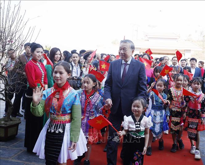 Tổng Bí thư Tô Lâm và Đoàn công tác Trung ương đến dự Lễ khánh thành Trường PT Nội trú liên cấp Tiểu học và THCS Si Pa Phìn. Ảnh: Thống Nhất – TTXVN