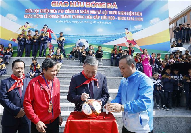 Tổng Bí thư Tô Lâm ký lưu niệm lên quả bóng được sử dụng trong trận đấu chào mừng ngày khánh thành Trường Phổ thông nội trú liên cấp Tiểu học và THCS Si Pa Phìn. Ảnh: Thống Nhất – TTXVN