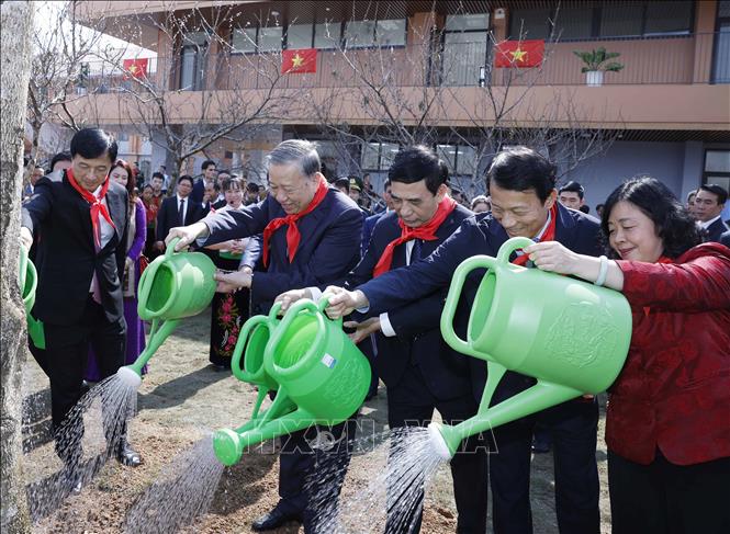Tổng Bí thư Tô Lâm và các đại biểu trồng cây lưu niệm tại Trường Phổ thông nội trú liên cấp Tiểu học và THCS Si Pa Phìn. Ảnh: Thống Nhất – TTXVN