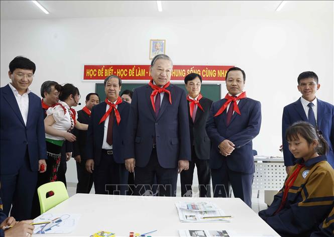 Tổng Bí thư Tô Lâm thăm lớp học của Trường Phổ thông nội trú liên cấp Tiểu học và THCS Si Pa Phìn. Ảnh: Thống Nhất – TTXVN