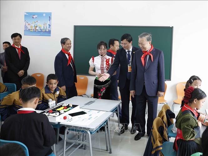 Tổng Bí thư Tô Lâm thăm lớp học của Trường Phổ thông nội trú liên cấp Tiểu học và THCS Si Pa Phìn. Ảnh: Thống Nhất – TTXVN