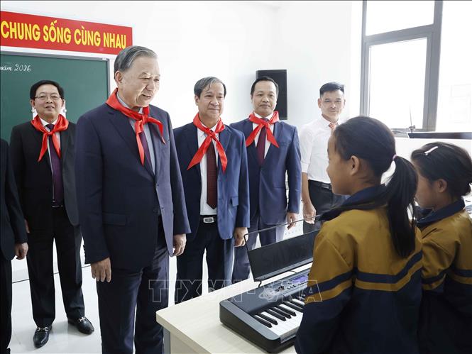 Tổng Bí thư Tô Lâm thăm lớp học của Trường Phổ thông nội trú liên cấp Tiểu học và THCS Si Pa Phìn. Ảnh: Thống Nhất – TTXVN