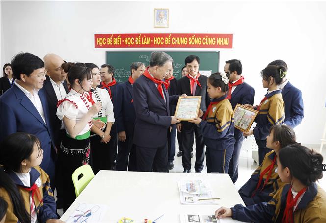 Tổng Bí thư Tô Lâm thăm lớp học của Trường Phổ thông nội trú liên cấp Tiểu học và THCS Si Pa Phìn. Ảnh: Thống Nhất – TTXVN