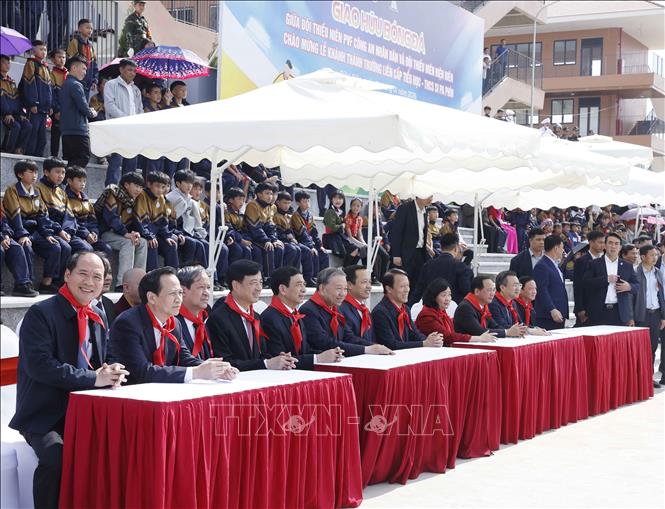 Tổng Bí thư Tô Lâm và các đại biểu xem trận giao lưu bóng đá trong ngày khánh thành Trường Phổ thông nội trú liên cấp Tiểu học và THCS Si Pa Phìn. Ảnh: Thống Nhất – TTXVN