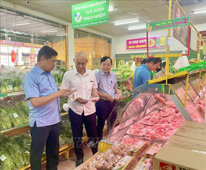 Phó Chủ tịch UBND TP. Hồ Chí Minh Nguyễn Văn Dũng khảo sát giá cả, nguồn cung thịt lợn tại hệ thống Bách Hoá Xanh, TP. Hồ Chí Minh. Ảnh: Hương Giang – TTXVN