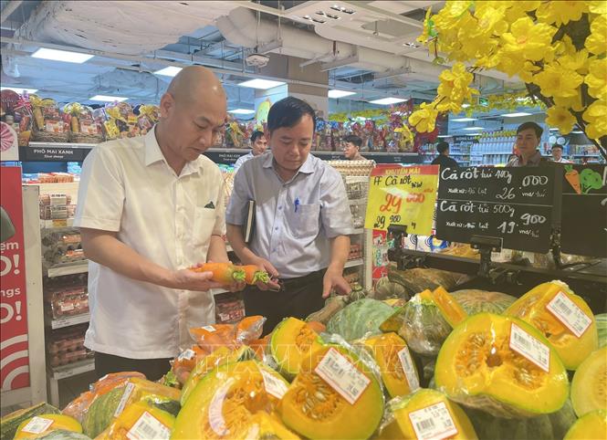 Ông Nguyễn Nguyên Phương, Phó Giám đốc Sở Công Thương TP. Hồ Chí Minh khảo sát nguồn cung rau củ tại siêu thị Tops Market Thảo Điền. Ảnh: Hương Giang – TTXVN