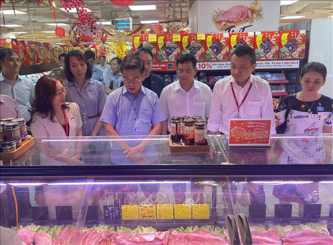 Phó Chủ tịch UBND TP. Hồ Chí Minh Nguyễn Văn Dũng kiểm tra quầy bán thịt lợn không lợi nhuận tại Tops Market Thảo Điền, TP. Hồ Chí Minh. Ảnh: Hương Giang – TTXVN