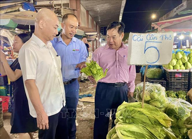 Đại diện Sở Công Thương, Sở Nông nghiệp và Môi trường TP. Hồ Chí Minh kiểm tra nguồn cung hàng hoá Tết tại chợ đầu mối Hóc Môn. Ảnh: Hương Giang – TTXVN