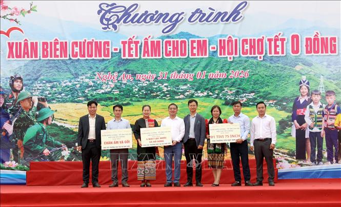 Ban tổ chức trao 200 học bổng tiếng Anh, 300 thẻ học trực tuyến cùng nhiều trang thiết bị như tivi, máy lọc nước, giá sách, đồng hồ, chăn gối, quần áo ấm, dụng cụ học tập cho các trường trên địa bàn. Ảnh: Văn Tý-TTXVN