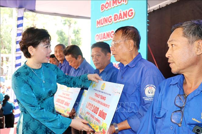 Lãnh đạo Tổng Liên đoàn Lao động Việt Nam trao quà hỗ trợ công nhân lao động có hoàn cảnh khó khăn tại chương trình. Ảnh: Thanh Vũ-TTXVN