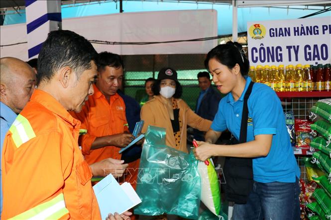 Đông đảo công nhân lao động mua sắm Tết tại “Chợ Tết Công đoàn