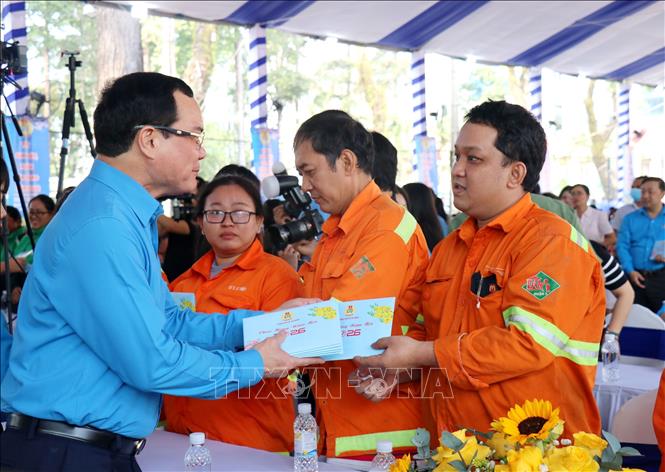 Ông Nguyễn Đình Khang, Chủ tịch Tổng Liên đoàn Lao động Việt Nam trao tặng quà Tết cho công nhân lao động. Ảnh: Thanh Vũ-TTXVN