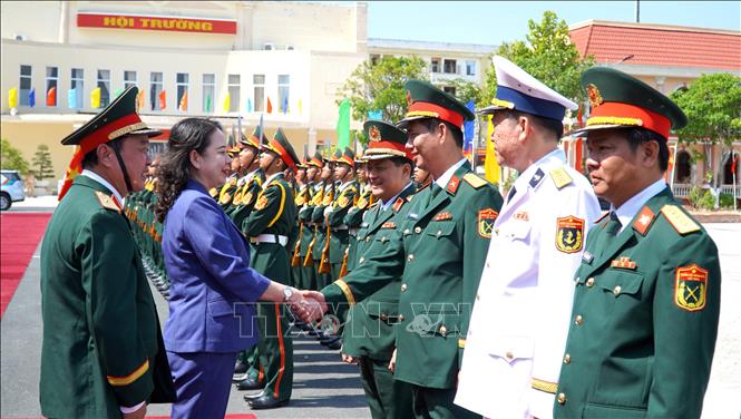 Phó Chủ tịch nước Võ Thị Ánh Xuân với các lực lượng vũ trang đóng trên địa bàn tỉnh An Giang. Ảnh: Văn Sĩ - TTXVN           