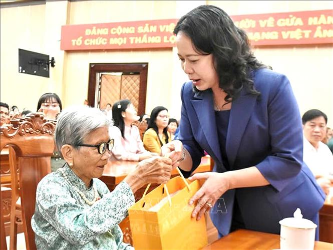 Phó Chủ tịch nước Võ Thị Ánh Xuân thăm, tặng quà và chúc Tết Mẹ Việt Nam anh hùng Trần Thị Thi. Ảnh: Văn Sĩ - TTXVN           