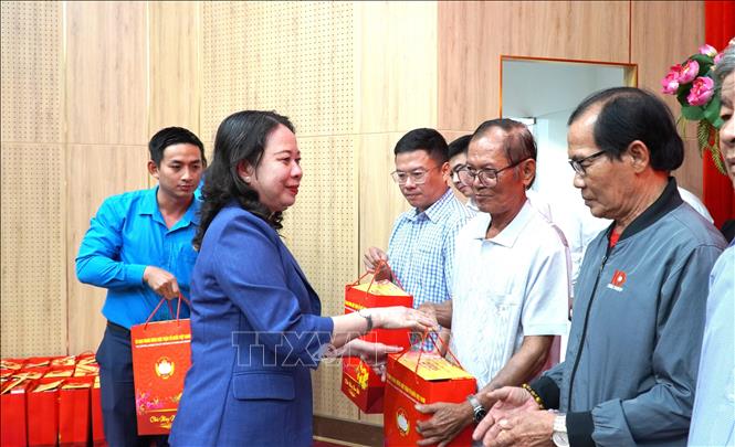 Phó Chủ tịch nước Võ Thị Ánh Xuân tặng quà gia đình chính sách tỉnh An Giang. Ảnh: Văn Sĩ - TTXVN           