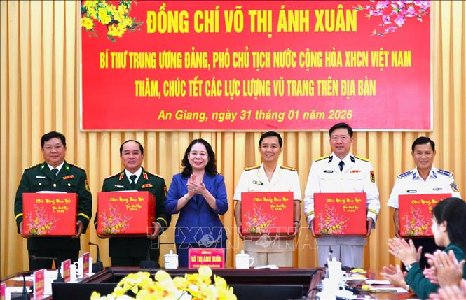 Phó Chủ tịch nước Võ Thị Ánh Xuân tặng quà các lực lượng vũ trang trên địa bàn tỉnh An Giang. Ảnh: Văn Sĩ - TTXVN         