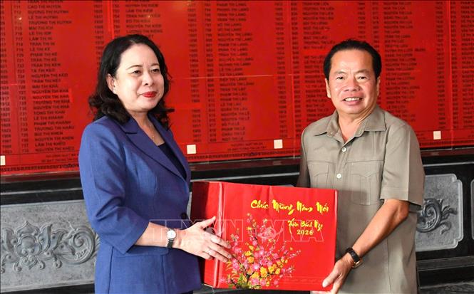 Phó Chủ tịch nước Võ Thị Ánh Xuân tặng quà Ban quản lý Đền tưởng niệm Anh hùng Liệt sĩ và người có công tại phường Rạch Giá. Ảnh: Văn Sĩ - TTXVN           