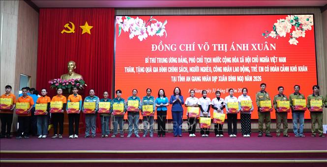 Phó Chủ tịch nước Võ Thị Ánh Xuân và Phó Chủ tịch Thường trực Tổng LĐLĐ Việt Nam Thái Thu Xương tặng quà đoàn viên, công nhân lao động có hoàn cảnh khó khăn. Ảnh: Văn Sĩ - TTXVN           