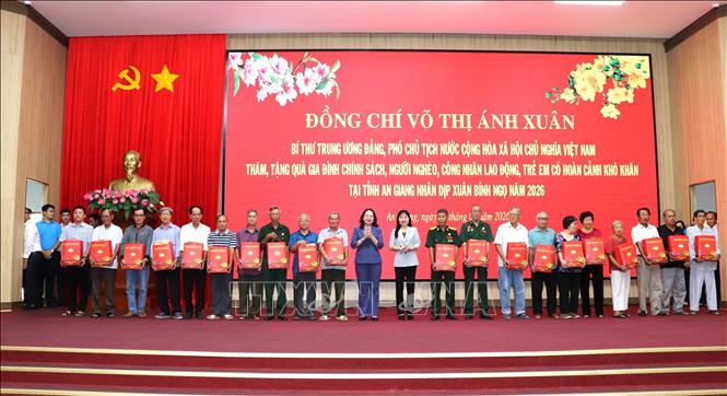 Phó Chủ tịch nước Võ Thị Ánh Xuân tặng quà cho các gia đình chính sách tỉnh An Giang. Ảnh: Văn Sĩ - TTXVN           