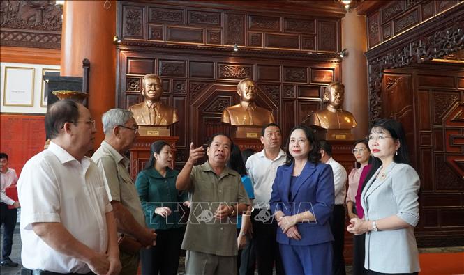 Phó Chủ tịch nước Võ Thị Ánh Xuân tham quan Đền tưởng niệm Anh hùng Liệt sĩ và người có công tại phường Rạch Giá. Ảnh: Văn Sĩ - TTXVN                             