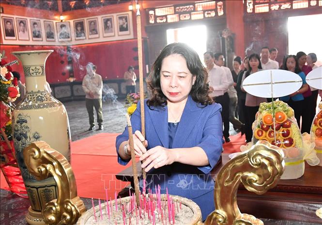 Phó Chủ tịch nước Võ Thị Ánh Xuân dâng hương tại Đền tưởng niệm Anh hùng Liệt sĩ và người có công tại phường Rạch Giá. Ảnh: Văn Sĩ - TTXVN           