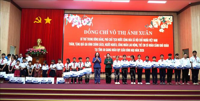 Phó Chủ tịch nước Võ Thị Ánh Xuân tặng quà cho học sinh có hoàn cảnh khó khăn. Ảnh: Văn Sĩ - TTXVN  