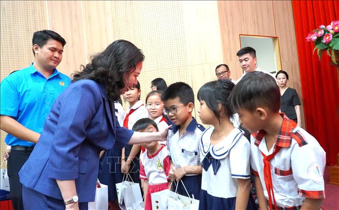 Phó Chủ tịch nước Võ Thị Ánh Xuân tặng quà cho học sinh có hoàn cảnh khó khăn. Ảnh: Văn Sĩ - TTXVN           