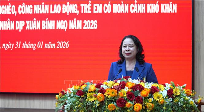 Phó Chủ tịch nước Võ Thị Ánh Xuân phát biểu tại buổi tặng quà và chúc Tết các gia đình chính sách, công nhân lao động tỉnh An Giang. Ảnh: Văn Sĩ - TTXVN           