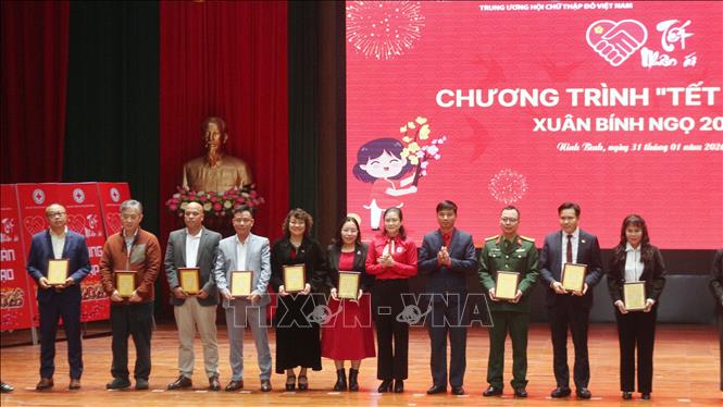 Trung ương Hội Chữ thập đỏ Việt Nam vinh danh các nhà tài trợ chương trình. Ảnh: Nguyễn Chinh - TTXVN