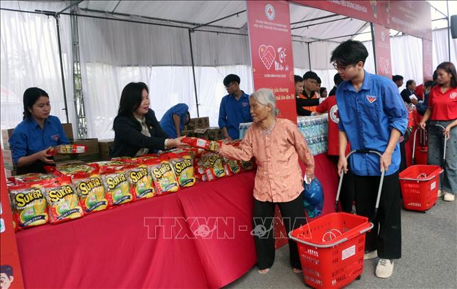 Tại các gian hàng “Tết Nhân ái”, người dân được lựa chọn hàng hóa thiết yếu với giá 0 đồng. Ảnh: Nguyễn Chinh - TTXVN