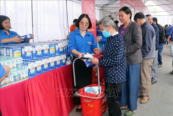 Người dân mua sắm tại chợ 