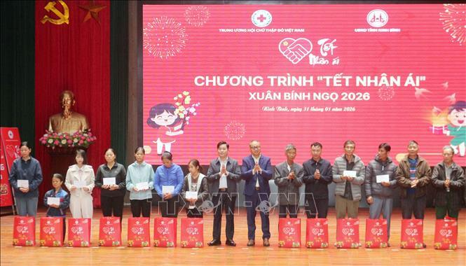 Trung ương Hội Chữ thập đỏ Việt Nam cùng các đơn vị đồng hành tặng hơn 1.000 suất quà 